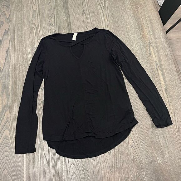 Altar'd State Black Long Sleeve Caged V-Neck T-Shirt Size S - Picture 1 of 4